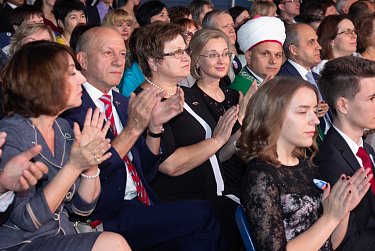 Депутаты поздравили «золотую» молодежь Оренбуржья